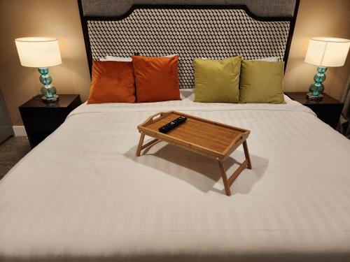 Una cama con una mesa de café de madera. en The Platinum 2 KLCC Premium Suite by Reluxe Kuala Lumpur, en Kuala Lumpur