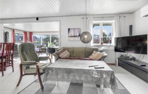 TV/trung tâm giải trí tại Gorgeous Home In Nexø With Wifi