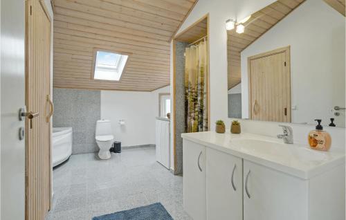 Koupelna v ubytování Beautiful Home In Hurup Thy With Kitchen