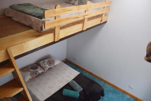 卡利的住宿－Bosque Colibrí，客房内的一张双层床