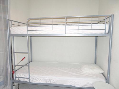 une chambre avec deux lits superposés dans l'établissement Charmant 2 pièces avec parking, tennis et loggia à 300m de la plage - FR-1-338-431, à Sète