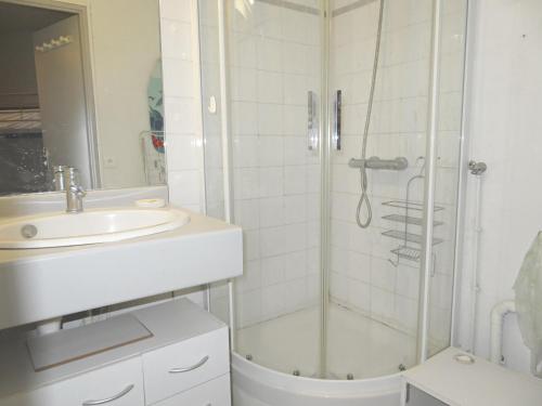 une salle de bain avec une douche, un lavabo et des toilettes dans l'établissement Charmant 2 pièces avec parking, tennis et loggia à 300m de la plage - FR-1-338-431, à Sète
