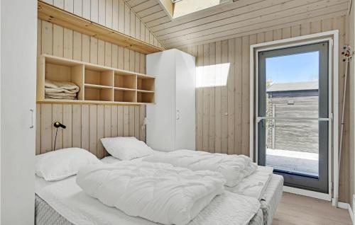 um quarto com uma grande cama branca e uma janela em 1 Bedroom Nice Home In Grlev em Gørlev