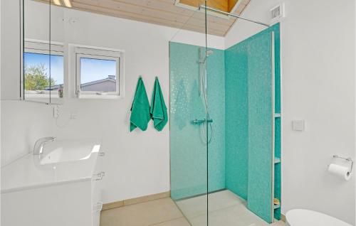 uma casa de banho com um chuveiro e uma porta de vidro em 1 Bedroom Nice Home In Grlev em Gørlev