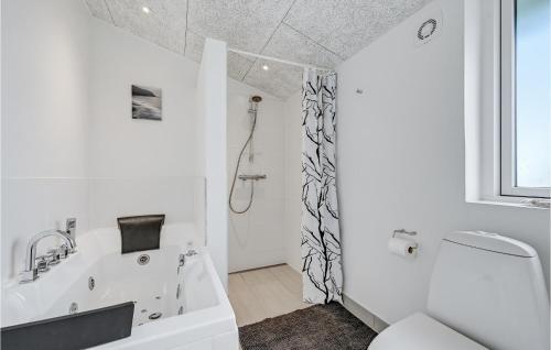 Koupelna v ubytování 3 Bedroom Beautiful Home In Juelsminde