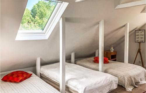 2 Einzelbetten in einem Zimmer mit Fenster in der Unterkunft Awesome Home In Kosta With Kitchen in Kosta