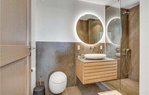 y baño con lavabo y espejo. en 3 Bedroom Nice Apartment In Kerteminde, en Kerteminde