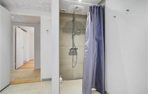 y baño con ducha y cortina de ducha. en 3 Bedroom Stunning Home In Ebeltoft, en Ebeltoft