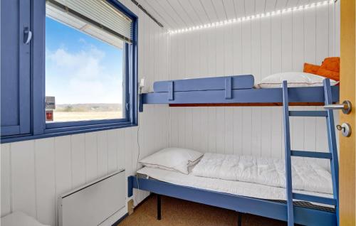 Etagenbett in einem Zimmer mit Fenster in der Unterkunft Beautiful Home In Millinge With Wifi in Millinge