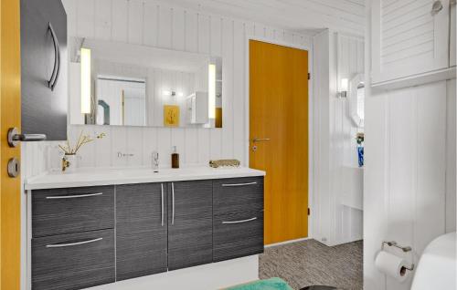 ein Bad mit einem Waschbecken und einem Spiegel in der Unterkunft Beautiful Home In Millinge With Wifi in Millinge