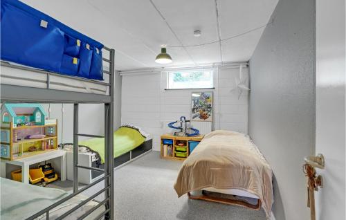 ein kleines Schlafzimmer mit einem Etagenbett und einem Etagenbett in der Unterkunft 4 Bedroom Lovely Home In Frederikshavn in Frederikshavn