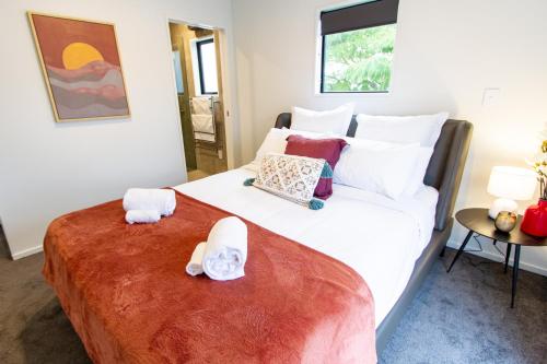 a bedroom with a large bed with towels on it at 2 bed paradise near Hagley Park in Christchurch