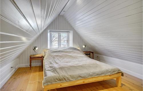 2 Bedroom Stunning Home In Tisvildeleje tesisinde bir odada yatak veya yataklar