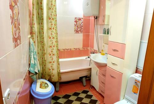 łazienka z wanną, umywalką i toaletą w obiekcie 3х комнатная квартира центр Костанай w mieście Amangelʼdy
