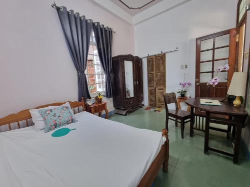 Katie's homestay في Ðông Mỹ (2): غرفة نوم بسرير ومكتب وطاولة