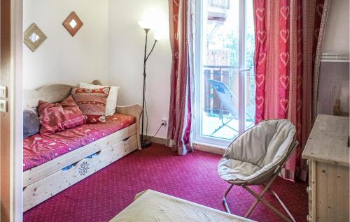 - une chambre avec un lit, une chaise et une fenêtre dans l'établissement Nice Apartment In Venosc With House A Mountain View, à Vénosc