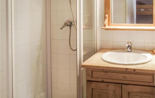 La salle de bains est pourvue d'un lavabo et d'une douche. dans l'établissement Nice Apartment In Venosc With House A Mountain View, à Vénosc