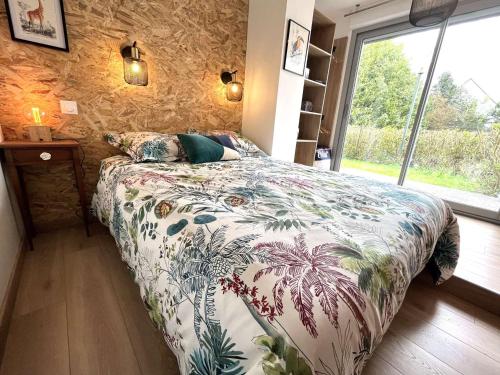 - une chambre avec un lit doté d'une couverture à motifs tropicaux dans l'établissement Charmant Appart T2 Rénové en 2023 avec Jardin de 140m², à 900m de la Plage - Bénodet - FR-1-481-137, à Bénodet