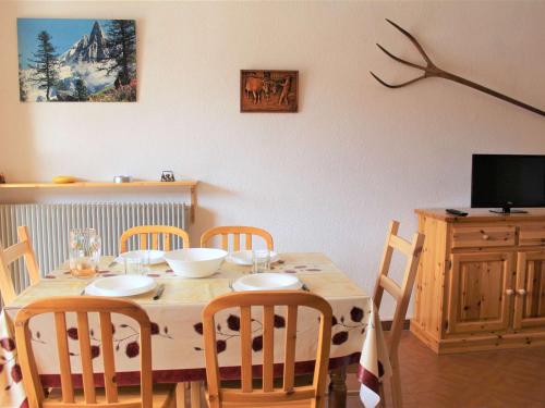 une table à manger avec des chaises et une télévision dans l'établissement Studio avec coin montagne, balcon sud, 4 couchages, proche pistes et commerces à Vars Les Claux - FR-1-330B-209, à Vars