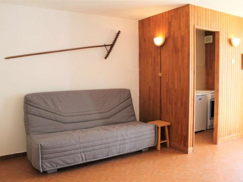 - un salon avec un canapé gris dans l'établissement Studio avec coin montagne, balcon sud, 4 couchages, proche pistes et commerces à Vars Les Claux - FR-1-330B-209, à Vars