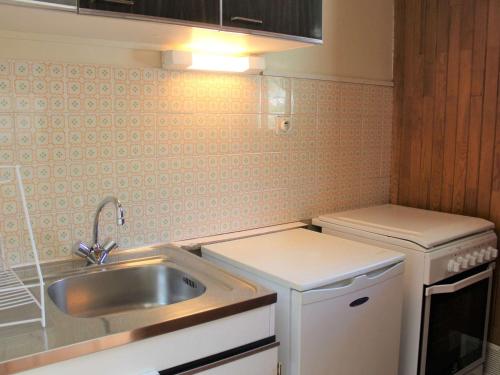 une petite cuisine avec un évier et un réfrigérateur dans l'établissement Studio avec coin montagne, balcon sud, 4 couchages, proche pistes et commerces à Vars Les Claux - FR-1-330B-209, à Vars