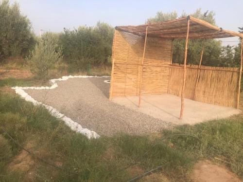 ein Holzgebäude mit einem Pavillon auf einem Feld in der Unterkunft Walid in Marrakesch