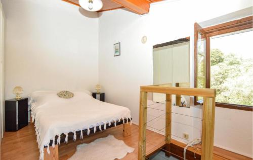 Zimmer mit einem Bett und einem Fenster in der Unterkunft 2 Bedroom Nice Home In Coti-chiavari in Coti-Chiavari