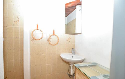ein Bad mit einem Waschbecken und einem Spiegel in der Unterkunft 2 Bedroom Nice Home In Coti-chiavari in Coti-Chiavari