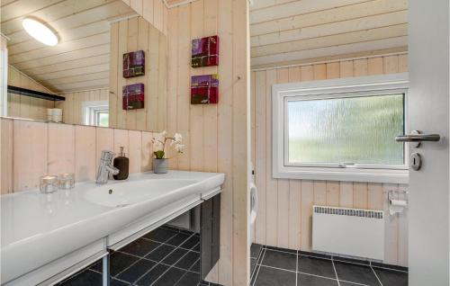 Koupelna v ubytování Amazing Home In Vestervig With House A Panoramic View