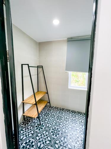 a room with a shelf and a glass door at HaiVen Farm Homestay in Phumĭ Khŭn Réam