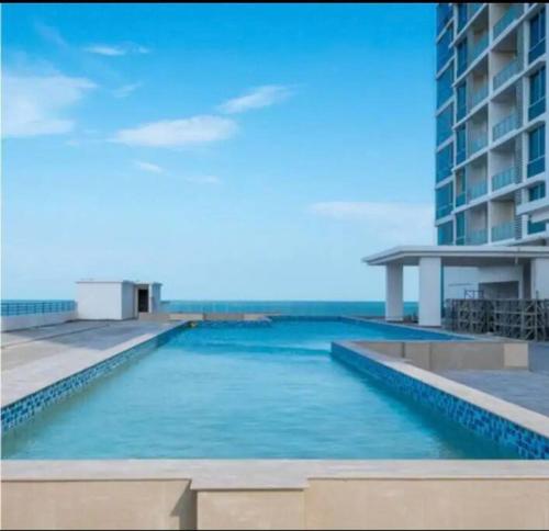 basen przed budynkiem w obiekcie Apto de Playa con una Hermosa vista frente al mar w mieście Nueva Gorgona