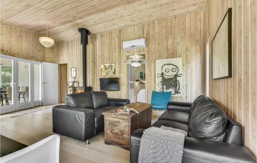 Χώρος καθιστικού στο Gorgeous Home In Humble With Sauna