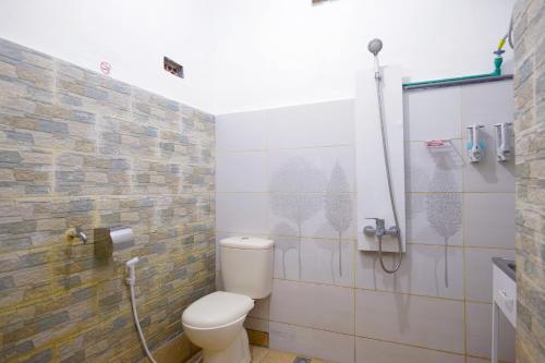 La salle de bains est pourvue d'une douche et de toilettes. dans l'établissement The view padang, Amazing view, food, drink, sleep, transport, 8 mins Mentawai fast ferry, à Padang