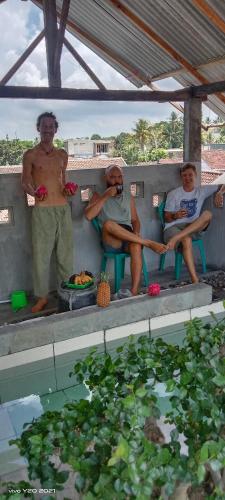 Επισκέπτες που μένουν στο Javalindra Homestay Tour and Travel