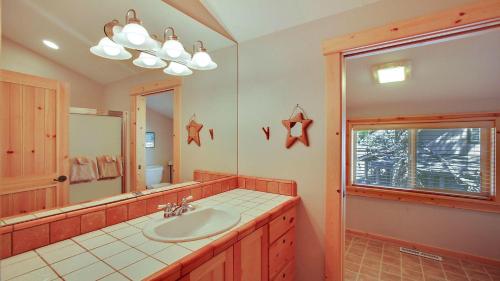 La salle de bains est pourvue d'un lavabo et d'un miroir. dans l'établissement Deer - 19, à Sunriver