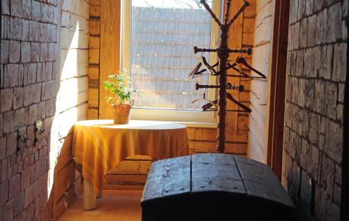a small table in a room with a window at Guesthouse Carl Schmidt in Põltsamaa