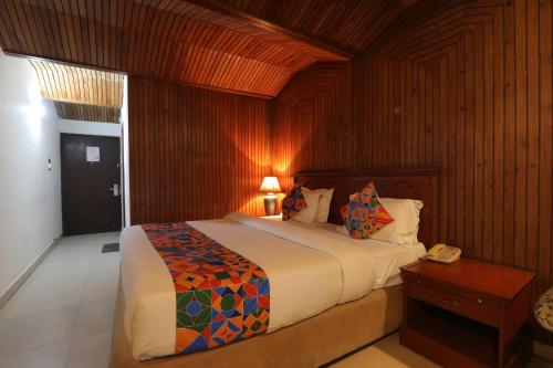 En eller flere senge i et værelse på Hotel Mohan