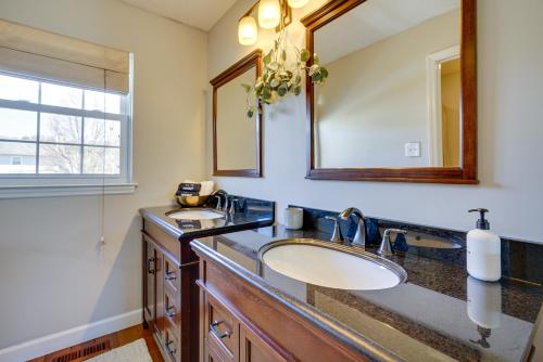 Ένα μπάνιο στο Spacious and Bright Lumberton Home with Backyard!