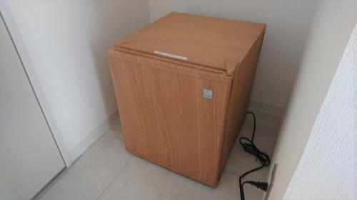 - un réfrigérateur en bois dans l'angle de la chambre dans l'établissement Sarabetsu-mura chiiki Kouryu Center - Vacation STAY 22064v, à Sarabetsu