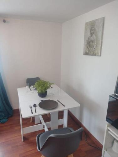 a white desk with a chair and a plant on it at Cocon 10 minutes à pied du Circuit 24 h / Musée 24h / Grand Prix / Moto / Centre des exposition / Antares / Boulerie Jump in Le Mans