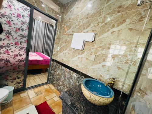 Phòng tắm tại Khách Sạn Hoàng Thanh Thủy 4