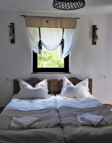 two beds in a bedroom with a window at Casa Catrinei in Văleni
