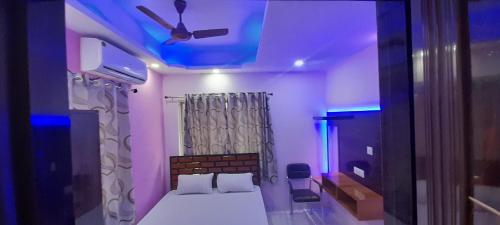 Una televisión o centro de entretenimiento en Garden Guest House near Rene tower Ruby general hospital