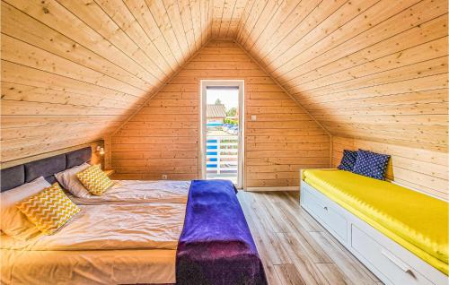 um quarto com 2 camas num chalé de madeira em Beautiful Home In Sarbinowo With Outdoor Swimming Pool em Sarbinowo