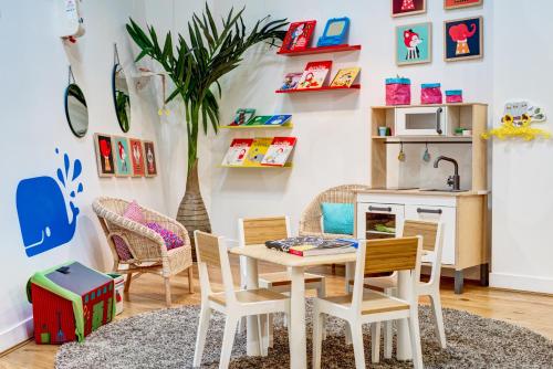 a dining room with a table and chairs at Hotel George - Astotel in Paris