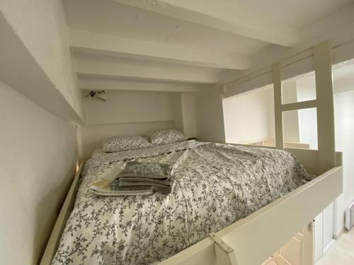 a small bedroom with a bed in a room at La Caverne - Studio au Capitole in Toulouse