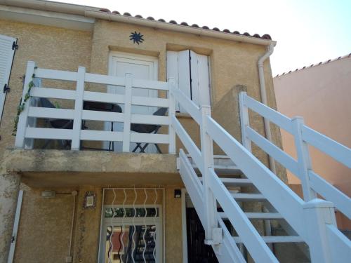 une maison avec des escaliers menant à une porte dans l'établissement La Favola, à Mèze