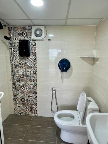 Un baño de The Ferringhi Sea View at Sri Sayang
