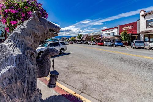 a statue of a bear on the side of a street at Chelan Resort Suites Coco Chelan 212 in Chelan