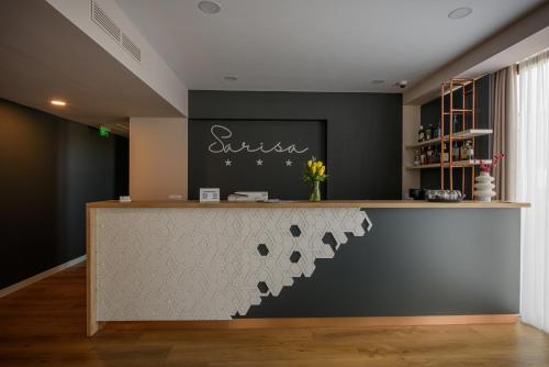 a bar in a room with a wall at Vila Sarisa in Deva